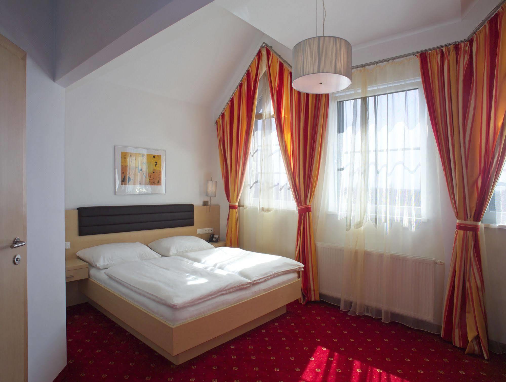 Hotel Restaurant Wallner I Contactless Check-In سانكت فالنتين المظهر الخارجي الصورة