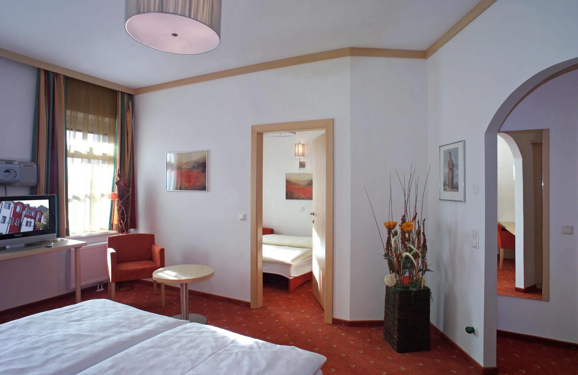 Hotel Restaurant Wallner I Contactless Check-In سانكت فالنتين المظهر الخارجي الصورة